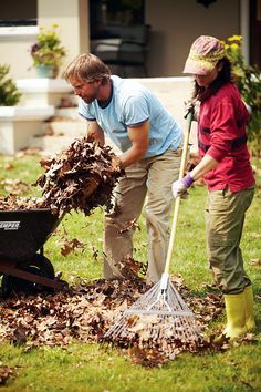 Don't send dead leaves from your yard to a landfill! Here are five eco-friendly uses for fall leaves. Fall Vegetable Garden, Dirt Girl, Garden Spells, Compost Bins, Dead Leaves, Fall Gardening, Happy Jar, Backyard Sanctuary, Waste Reduction