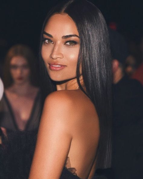 Hairstyles For Long Hair Wavy, Graduation Hairstyles For Short Hair, Hair With Cap, Wedding Hairstyles Guest, Long Hair Wavy, Backless Lace Wedding Dress, Long Hair Trends, Shanina Shaik, Girls Hairstyles Easy