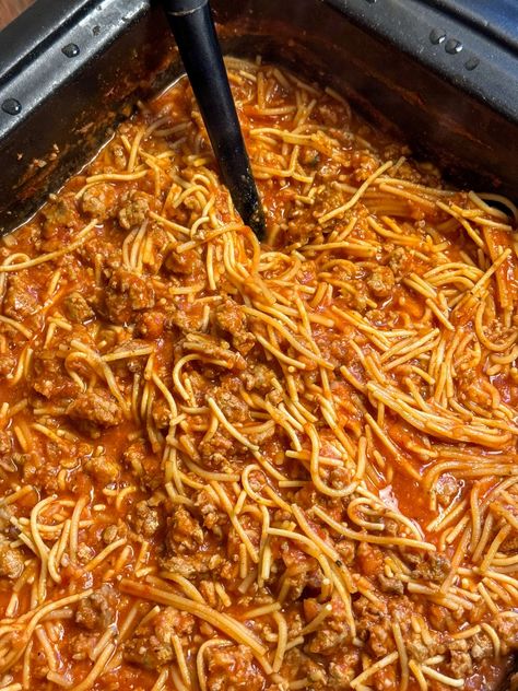 Spaghetti and meat in a roaster for a crowd of 50 people. Spaghetti Dinner Banquet, Spaghetti Sauce For 100 People, Spaghetti For 20 People, Best Italian Dishes For A Crowd, Pasta For Large Crowd, Alfredo For A Large Crowd, Spaghetti Sauce For A Crowd, Italian For A Crowd Dinner Parties, Spaghetti For 100 People