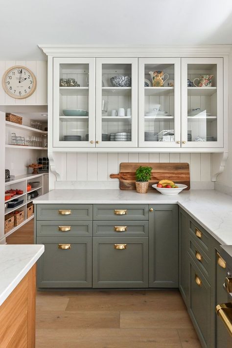 Two Tone Kitchen Cabinets, Green Kitchen Cabinets, Green Cabinets, Kitchen Farmhouse, Kitchen Cabinet Colors, Kitchen Inspiration Design, Kitchen Trends, Kitchen Redo, White Kitchen Cabinets