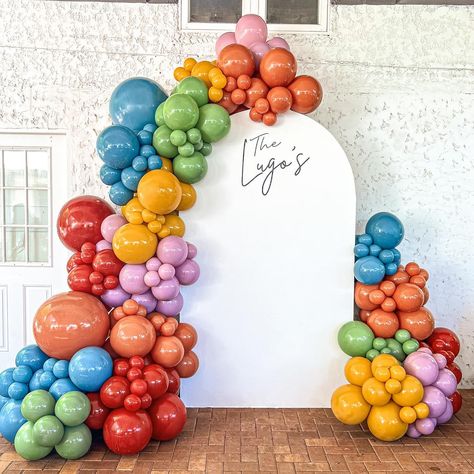 ఌ𝐴 𝑤𝑒𝑑𝑑𝑖𝑛𝑔 𝑡𝑜 𝑅𝑒𝑚𝑒𝑚𝑏𝑒𝑟ఌ We had the pleasure of creating this Chiara installation as a beautiful head table backdrop! 👰💍🤵🎈 . . #balloonweddingdecor #headtablebackdrop #balloondecororlando #orlandoballoondelivery #orlandoballoonservice #balloonservicesorlando #orlandodecor #orlandoballoondecor #orlandoballoonstylist #balloonsorlando #orlandoballoonsdelivery #orlandoballoonarch #balloongarlandorlando #balloonsorlando #orlandoballoonsdelivery #orlandoballoonarch #balloongarlandorlando #orlandoma... Balloon Garland Organic, Colorful Balloon Backdrop, Bright Balloon Garland, Chiara Walls With Balloons, Arch Backdrop Balloons, Balloon Wall Backdrop, Organic Balloon Arch, Balloon Bar, Head Table Backdrop