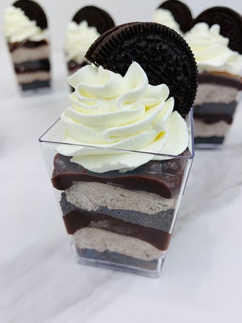 Oreo shots Cake Shots Recipe Mini Desserts, Oreo Shooters Dessert Shots, Oreo Shots, Oreo Dessert Cups, Oreo Parfait, Festa All Black, Dessert Shooters Recipes, Shot Glass Desserts, Desert Cups