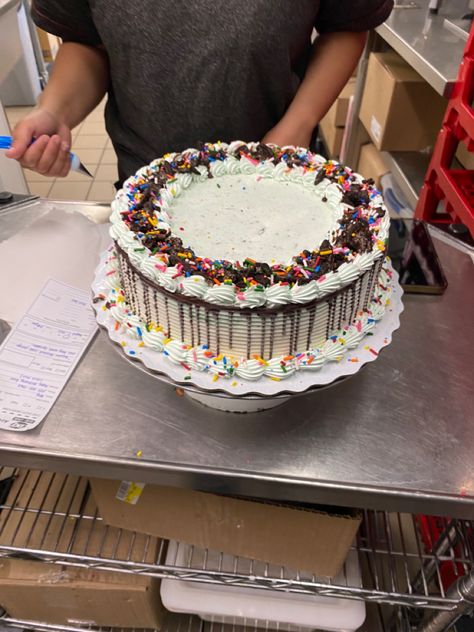 Ice Cream Cake Dairy Queen, Dq Cake Designs Dairy Queen, Dq Ice Cream Cake Design, Dairy Queen Cake Designs, Dairy Queen Ice Cream Cake Designs, Dq Cakes Designs, Baskin Robbins Cake, Baskin Robbins Ice Cream Cake, Dq Ice Cream Cake