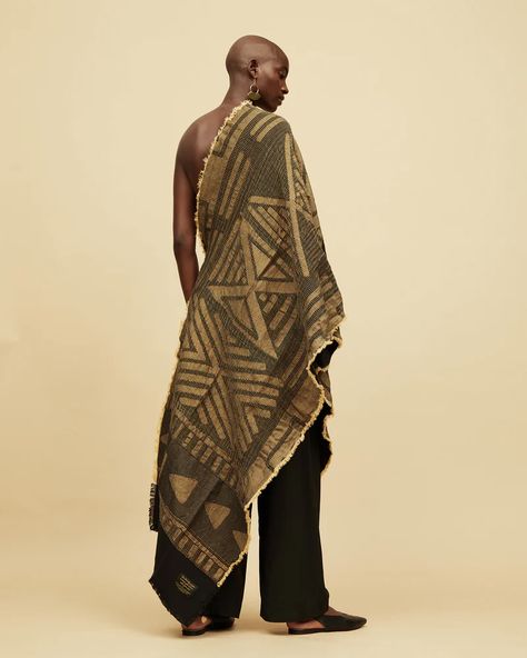 The Halisi Shawl by Mille Collines, in collaboration with African Jacquard, is a stunning fusion of heritage and luxury. This piece, with its vibrant West African patterns and exquisite craftsmanship, embodies the essence of cultural pride. 📸 @millecollines Make Up Ideas, Afrique Art, African Textiles, Traditional Weaving, African Pattern, African Culture, Shawl Wrap, African Design, French Linen