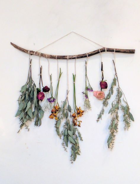 Make your own dried floral wall hanging using your leftover bouquets or seasonal flowers.Instead of a trendy wall tapestry, why not go floral? Diy Wand, Fleurs Diy, Creative Wall Decor, Hanging Flower Wall, Wall Hanging Diy, Wall Backdrops, Creative Wall, Deco Floral, Dried Floral