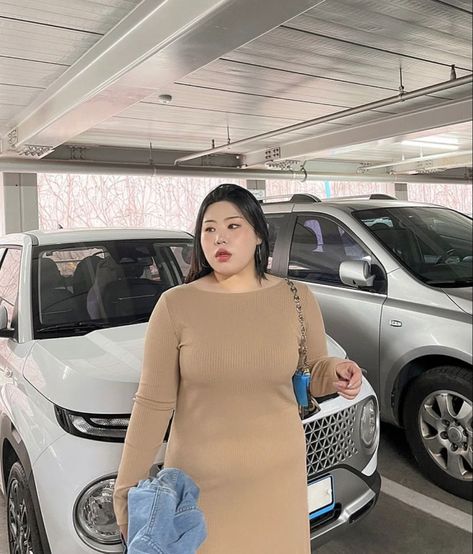 Douyin Plus Size, Thick Asian Outfit, Curvy Asian Style, Asian Weight Chart, Plus Size Asian Face Claim, Korean Weight Standards, Japanese Fashion Magazine, Big Wedding, Korean Street Fashion