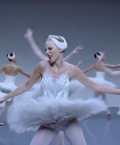 Taylor Swift's turn as a ballerina/White Swan. 1989 Tour, Taylor Swift Party, Taylor Swift Tour Outfits, Taylor Swift Web, Swift Tour, Dance It Out, 22nd Birthday, Taylor Swift 1989, Best Dance