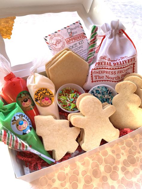 Shipping Christmas Cookies, Bakery Christmas Gift Box Ideas, Christmas Baked Goods Box Ideas, Cookie Box Ideas Christmas, Bakery Christmas Packaging, Christmas Cookie Kits Diy, Diy Christmas Cookie Kit, Christmas Diy Cookie Kit, Christmas Cookie Basket Ideas