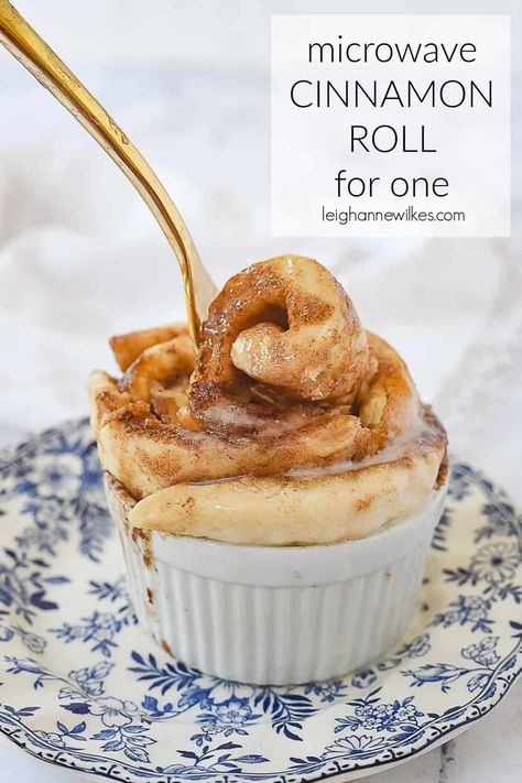 All you need are a few pantry ingredients, about 5 minutes and you can enjoy an ooey, gooey and delicious microwave cinnamon roll. It's the perfect way to satisfy that craving without over indulging with a whole batch of cinnamon rolls! Cinnamon Roll For One, Microwave Cinnamon Roll, Small Batch Recipes, Microwave Mug Recipes, Cinnamon Desserts, Microwave Dessert, Batch Recipes, Cinnamon Rolls Easy, Pantry Ingredients