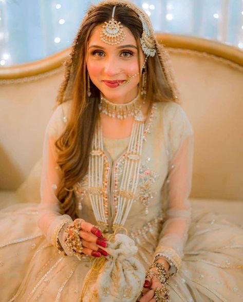 Nikah Jewellery Pakistani Bridal, Nikah Bride Hairstyles, Nikah Bride Pakistani Bridal, Nikkah Bride Hairstyle, Nikkah Bride Pakistan, Nikah Outfit Muslim Pakistani Bridal, Nikkah Bride Makeup, Pakistani Engagement Hairstyles, Pakistani Nikkah Bride