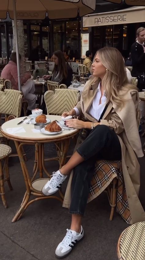 Weekend In Paris Outfits, Paris Winter Outfit Parisian Style, Eurotrip Outfits, Adidas Outfits, Mum Style, Looks Adidas, Adidas Samba Outfit, Samba Outfit, Adidas Sambas