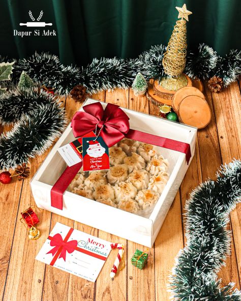 Dimsum box Food Hampers Packaging, Dimsum Packaging, Dessert Hampers, Dimsum Mentai, Hampers Cake, Ide Hampers, Hamper Diy, Christmas Food Photography, Xmas Hampers