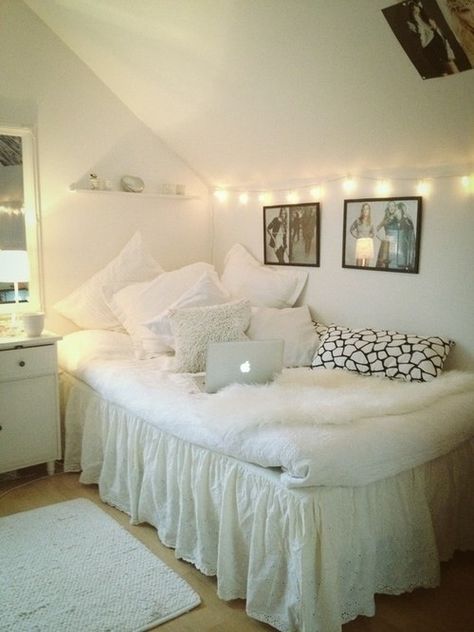 Very simple yet cute bedroom idea :) Hiasan Bilik Tidur, Tumblr Rooms, Cute Bedroom Ideas, White Bed, Beautiful Bedroom, Bedroom Decorating, Teen Room, Dorm Room Decor, Dream Rooms