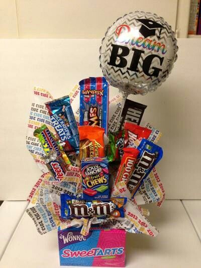 Graduation bouquet Candy Bar Bouquet Diy, Graduation Candy Bouquet, Make A Candy Bouquet, Football Candy, Cheap Bouquet, Candy Bar Bouquet, Diy Candy Bar, Candy Arrangements, Diy Graduation Gifts