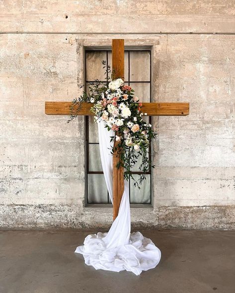 Cloth Draping, Godly Wedding, Ceremony Cross, Christ Centered Wedding, خواتم خطوبة, Western Themed Wedding, Church Wedding Decorations, Shabby Chic Easter, Dream Wedding Decorations