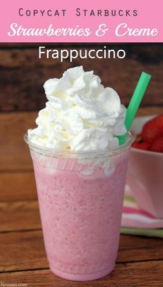 Strawberries And Crème Frappuccino Creme Frappuccino Recipe, Strawberry Frappuccino Recipe, Starbucks Strawberries, Resep Starbuck, Minuman Starbucks, Starbucks Strawberry, Frappuccino Recipe, Toffee Nut, Copycat Starbucks