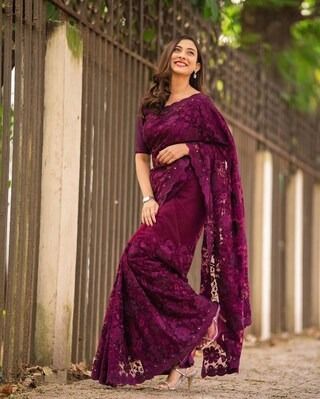 southindiansareefash - Etsy Partywear Sarees, Bollywood Designer Sarees, Simple Saree Designs, Saree Bollywood, Fancy Sarees Party Wear, Modern Saree, Saree Poses, Indian Saree Blouses Designs, Saree Designs Party Wear