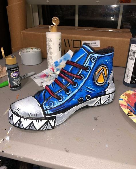 Cell Shaded Shoes, Cell Shading Clothes, Graffiti Shoes, Cell Shading, Cel Shading, Shark Shoes, Comic Clothes, Painting Shoes, Custom Sneakers Diy