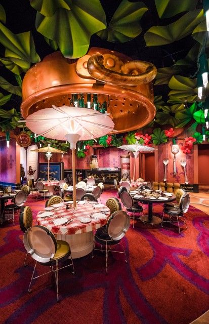 You can dine inside the restaurant that Remy opens in Pixar's Ratatouille! Ratatouille Disney, Disney Tourist Blog, Restaurant Themes, Restaurants In Paris, Diy Hack, Disney Paris, Disneyland (paris), Disney Restaurants, Parc D'attraction