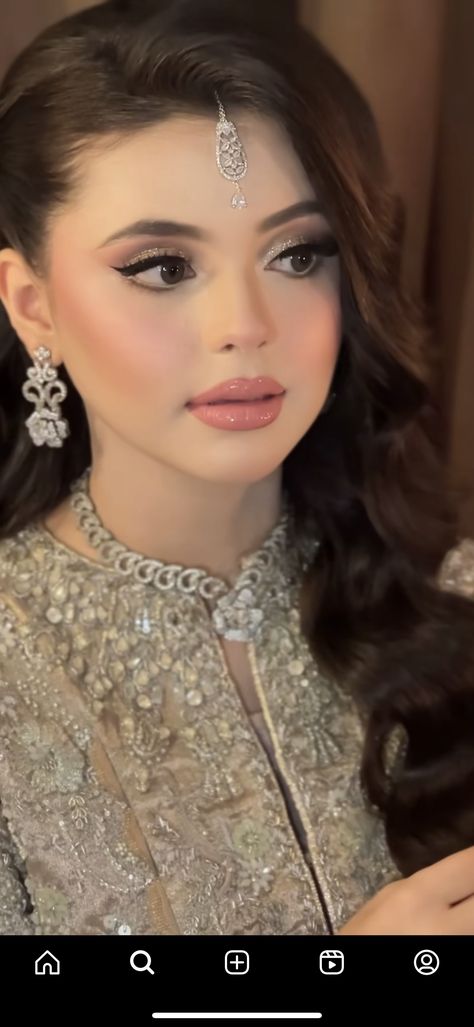 Pakistani Makeup Looks Wedding, Pakistan Makeup Look, Bride Makeup Pakistani, Soft Night Makeup, Bridal Makeup White Skin, Mehndi Makeup Looks Simple, Pakistani Light Makeup, Engagement Makeup Look Pakistani, Nikkah Jewellery