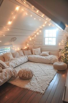 Cute Aesthetic Room, Cozy Rooms, Dream Bedroom Inspiration, Cool Room Designs, Bedroom Decor Cozy, Attic Bedroom, Cute Bedroom Decor, Redecorate Bedroom, Dream House Rooms