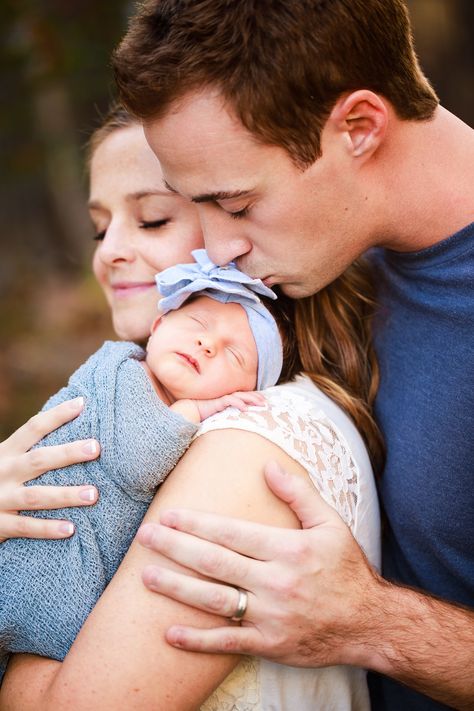 Outdoor Newborn Photography, Newborn Family Pictures, Baby Family Pictures, Family Photos With Baby, Foto Newborn, Newborn Photography Boy, Newborn Family Photography, Baby Fotografie, Newborn Family Photos