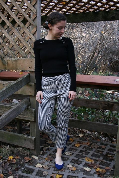 Six Ways to Wear Houndstooth Pants Black And White Plaid Pants Outfit, Houndstooth Pants Outfit, Outfit Punk, Cropped Pants Outfit, Plaid Pants Outfit, Pants Outfit Work, Pants Outfit Ideas, Checkered Trousers, White Pants Outfit