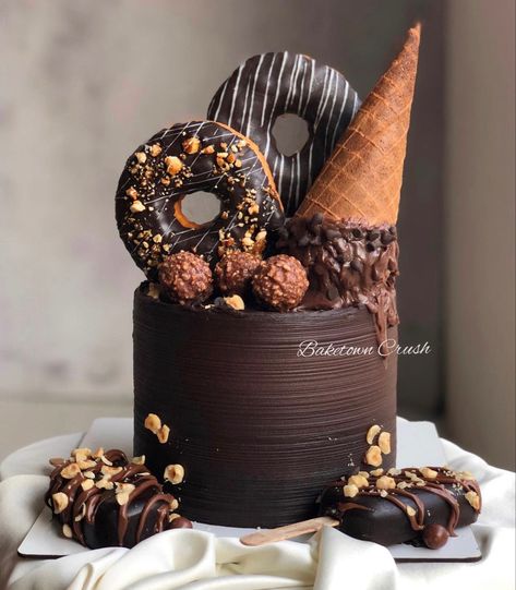 Chocolate Cake Designs, Chocolate Dishes, Unique Birthday Cakes, Simple Cake Designs, Chocolate Cake Decoration, Creative Cake Decorating, Sweet Dishes Recipes, Birthday Cake Chocolate, Creative Birthday Cakes