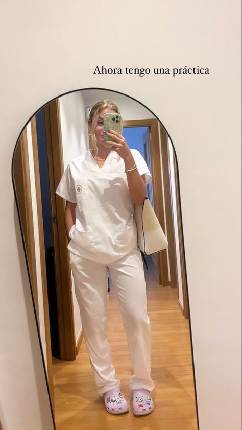 Girl In Scrubs Aesthetic, White Scrubs Outfit, Crocs Medical Outfit, Scrub Outfits Cute, Cute Nurse Scrubs, Scrubs Uniform Cute Medical, Cute Scrubs Outfits, Scrubs Uniform Cute, Scrub Outfits