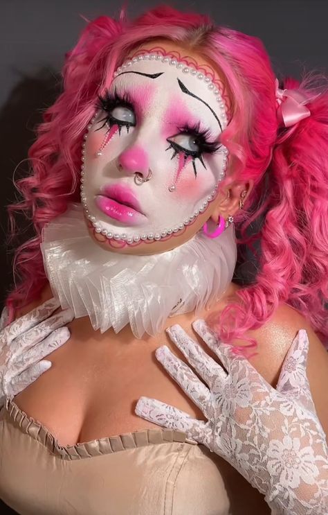 Pink And White Clown Makeup, Killer Clown Costume Ideas, Clown Makeup Inspo Easy, Ice Cream Clown Makeup, Halloween White Face Makeup, Chic Clown Makeup, Cake Clown Makeup, Clown Costume And Makeup, Barbie Clown Makeup