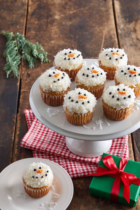 Christmas Cupcake Photography, Christmas Inspired Cupcakes, Easy Xmas Cupcake Ideas, Cute Holiday Cupcakes, Cute Christmas Cupcakes Easy, Christmas Cupcakes Snowman, Homemade Christmas Cupcakes, Xmas Cupcake Ideas Simple, Christmas Dessert Decorating Ideas