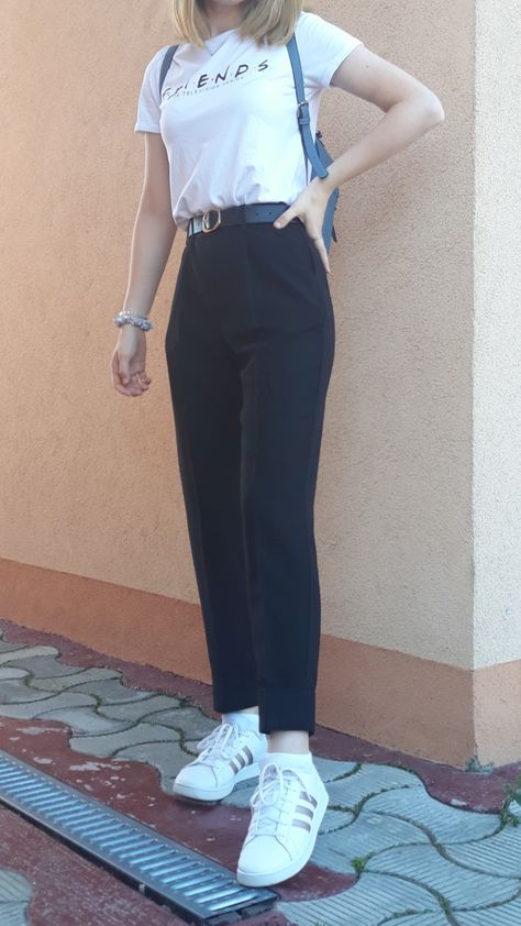 Summer Outfits 2023 For College, Trouser With Tshirt Women, White Top And Jeans Outfit Aesthetic, Tshirt Trouser Outfit Women, White Shirt And Black Trousers For Women, Black Trousers And White Shirt, Black Jeans White T Shirt Outfit, Black Jeans And White Top Outfit, T Shirt Trousers Outfit