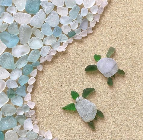 Seaglass Seaglass Gifts Diy, Shell Art Turtle, Sea Turtle Glass Art, Seaglass And Driftwood Art, Sea Turtle Beach Glass Art, Sea Glass Sea Turtle, Sea Glass Art Beach, Quartz Rock Crafts, Sea Glass Art Turtle