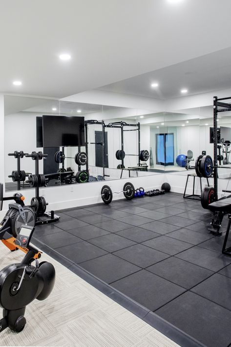 Fancy Home Gym, Weight Room Aesthetic, Home Gym Dark, Gym In The House, Big Home Gym, Gym In House, Home Gyms Ideas, Gym House Design, Indoor Gym Home