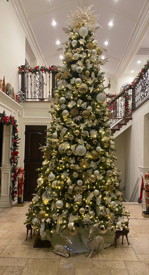 Grand Christmas Tree, Extravagant Christmas Decor, Foyer Christmas Tree, White Gold Christmas Tree, Extravagant Christmas, White Gold Christmas, Christmas Dreaming, Beautiful Christmas Trees, Gold Christmas Tree