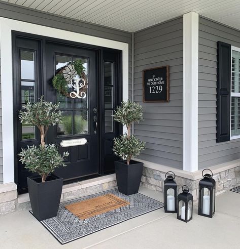 House Front Porch, Farmhouse Front Door, Black Front Doors, Grey Houses, Front Porch Decorating, Home Entrance Decor, Porch Design, Entrance Decor, Nearly Natural