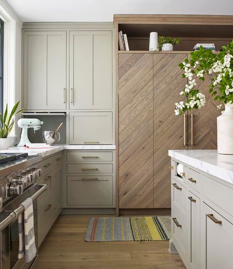 Attention to detail Sarah Robertson, Kitchen New York, Best Hacks, Built In Refrigerator, Integrated Fridge, Kitchen Paint Colors, Transitional Kitchen, Modern Farmhouse Kitchens, Kitchen Paint