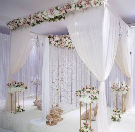 Nikkah Decor Ideas, Indian Wedding Backdrop, Muslim Wedding Decorations, Pakistani Wedding Stage, Nikkah Decor, Pakistani Wedding Decor, Engagement Stage Decoration, Nikah Decor, Nikah Ceremony