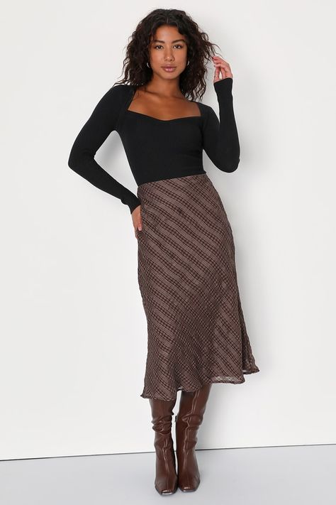 Midi Skirt And Boots, Chiffon Midi Skirt, Classy Skirts, Midi Skirt Outfit, Winter Skirt Outfit, Striped Midi Skirt, Lulu Fashion, Skirts With Boots, Paris Outfits