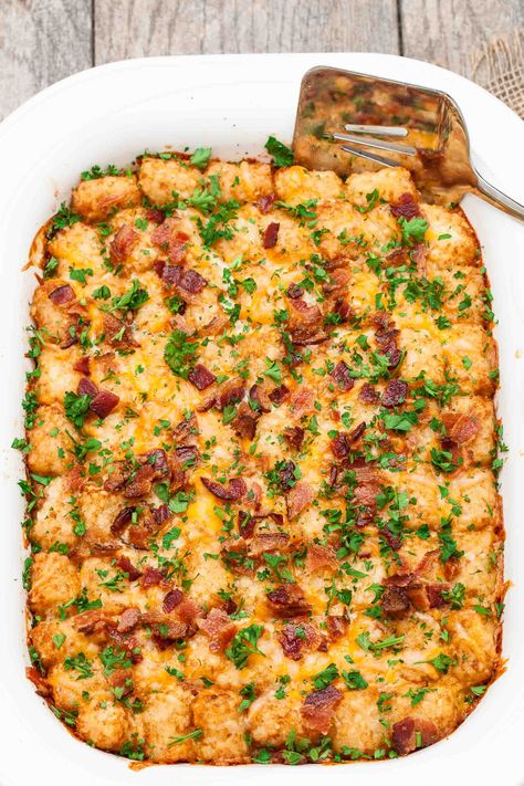 Cheesy Tater Tot Breakfast Casserole Cheesy Tater Tots, Tomato Breakfast, Tater Tot Breakfast Casserole, Sandwhich Recipes, Christmas Breakfast Recipe, Tater Tot Breakfast, Breakfast Ingredients, Christmas Morning Breakfast, Tater Tots