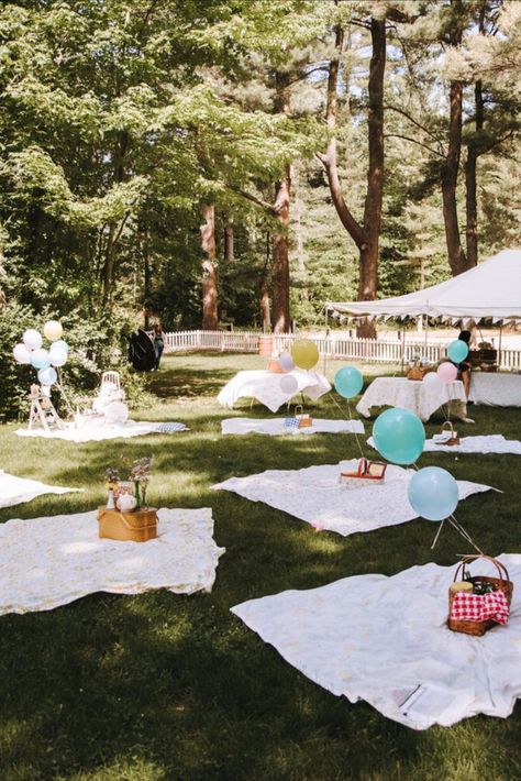 Picnic Blanket Wedding, Save Money On Wedding, Picnic Themed Parties, Picnic Baby Showers, Retro Picnic, Long Engagement, Picnic Theme, Picnic Decorations, Picnic Baskets