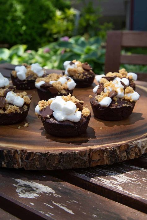 Smores Brownie Bites, Single Serve Desserts For Party, Brownie Bite Ideas, Grad Desserts, Fair Treats, Brownie Business, Two Bite Brownies, Smores Bites, Single Serve Brownie