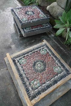 Mosaic Stepping Stone, Kolam Koi, Stepping Stones Diy, Mosaic Stepping Stones, Crazy Paving, Front Walk, Exterior Inspiration, Garden Stepping Stones, Pebble Mosaic