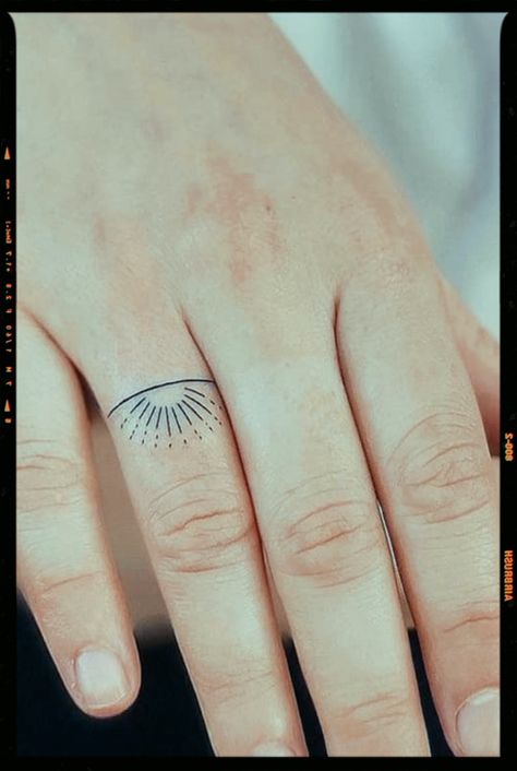 Sunset Tattoo Finger, Sunrise Sunset Tattoo Simple, Sunrise Hand Tattoo, Triangle Sun Tattoo, Rising Sun Finger Tattoo, Sunrise Finger Tattoo, Sun Ring Tattoo, Tiny Sunrise Tattoo, Moon Ring Tattoo