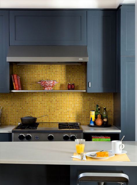 Yellow Backsplash, Yellow Kitchen Cabinets, Серая Кухня, Bold Kitchen, Kitchen New York, Yellow Tile, Kitchen Paint Colors, Blue Cabinets, Yellow Kitchen