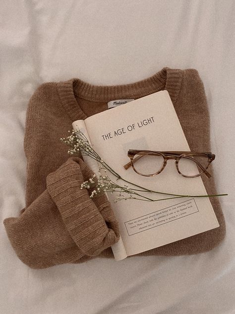 Photo Of Books Ideas, Easy Bookstagram Pictures, Book Review Photo, Book Marketing Photos, Photoshoot With Books At Home, Aesthetic Bookstagram Photos, Bookstagram Inspiration Story, Book Photo Inspiration, Simple Bookstagram Ideas