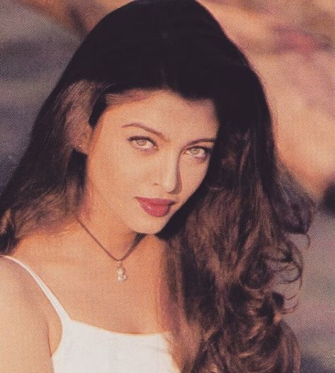 90s Bollywood Actress, 90s Bollywood Fashion, ऐश्वर्या राय, Aishwarya Rai Pictures, Bollywood Makeup, Vintage Bollywood Aesthetic, 90s Bollywood Aesthetic, Retro Bollywood, 90s Bollywood