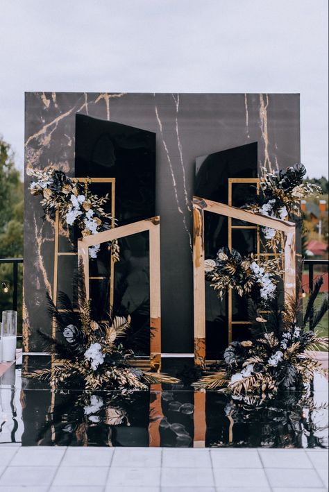 Black Wedding Theme, Luxury Event Decor, Black And Gold Wedding, Tafel Decor, Wedding Backdrop Design, Fall Living Room, Wedding Backdrop Decorations, Wedding Design Decoration, Wedding Stage Decorations