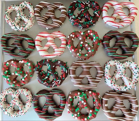 Christmas Baking With Pretzels, Pretzels Dipped In Chocolate Christmas, Christmas Treats For Work Party, Christmas Themed Chocolate Covered Pretzels, Chocolate Christmas Pretzels, Christmas Treats That Ship Well, Christmas Themed Sweets, Christmas Pretzel Ideas, Xmas Snacks For Kids