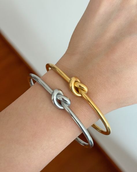 The perfect blend of elegance and durability. This love knot bangle is a must-have! Visit www.myjuvelofficial.com to shop these beauties 🌼 Modern Bangle, Knot Bangle, Bangles Making, Central African, Love Knot, Upgrade Your Style, British Indian Ocean Territory, Look On, Ethiopia